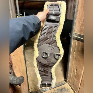 26” Professional Choice fleece shoulder relief girth